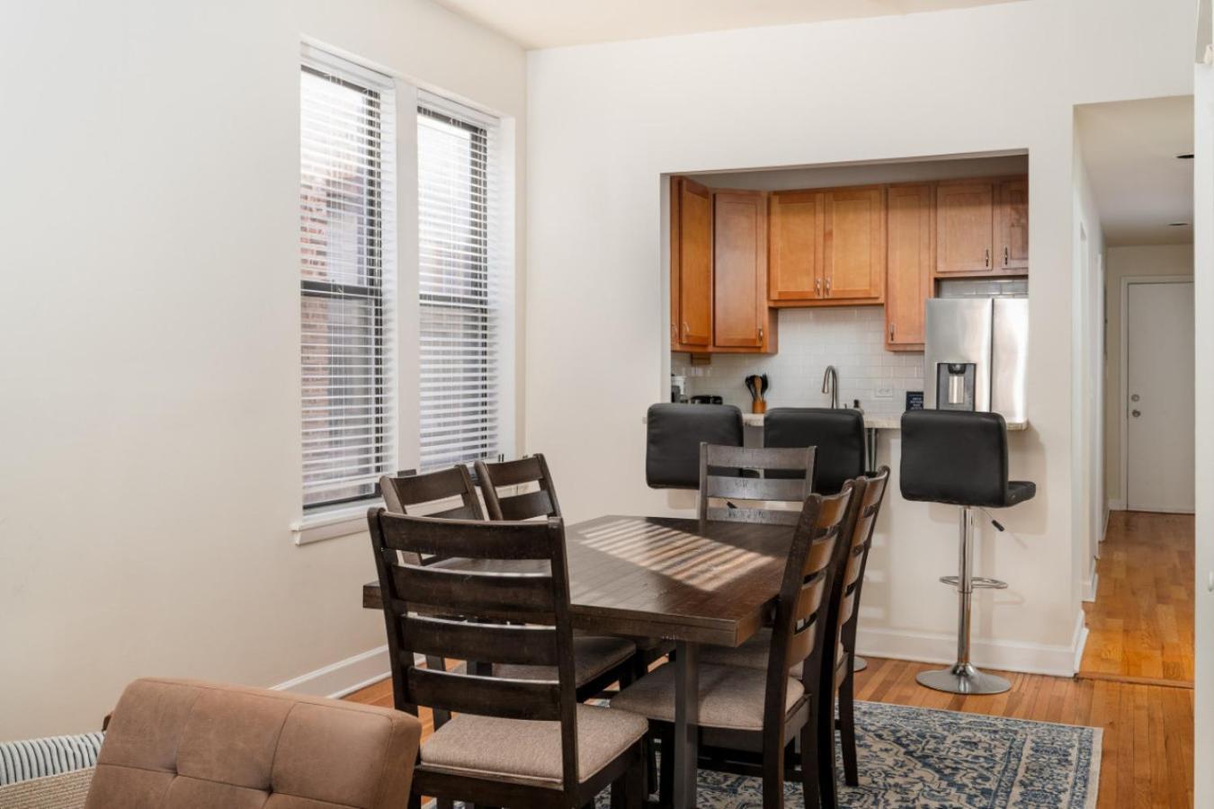 Ukrainian Village 3br Apartment *
