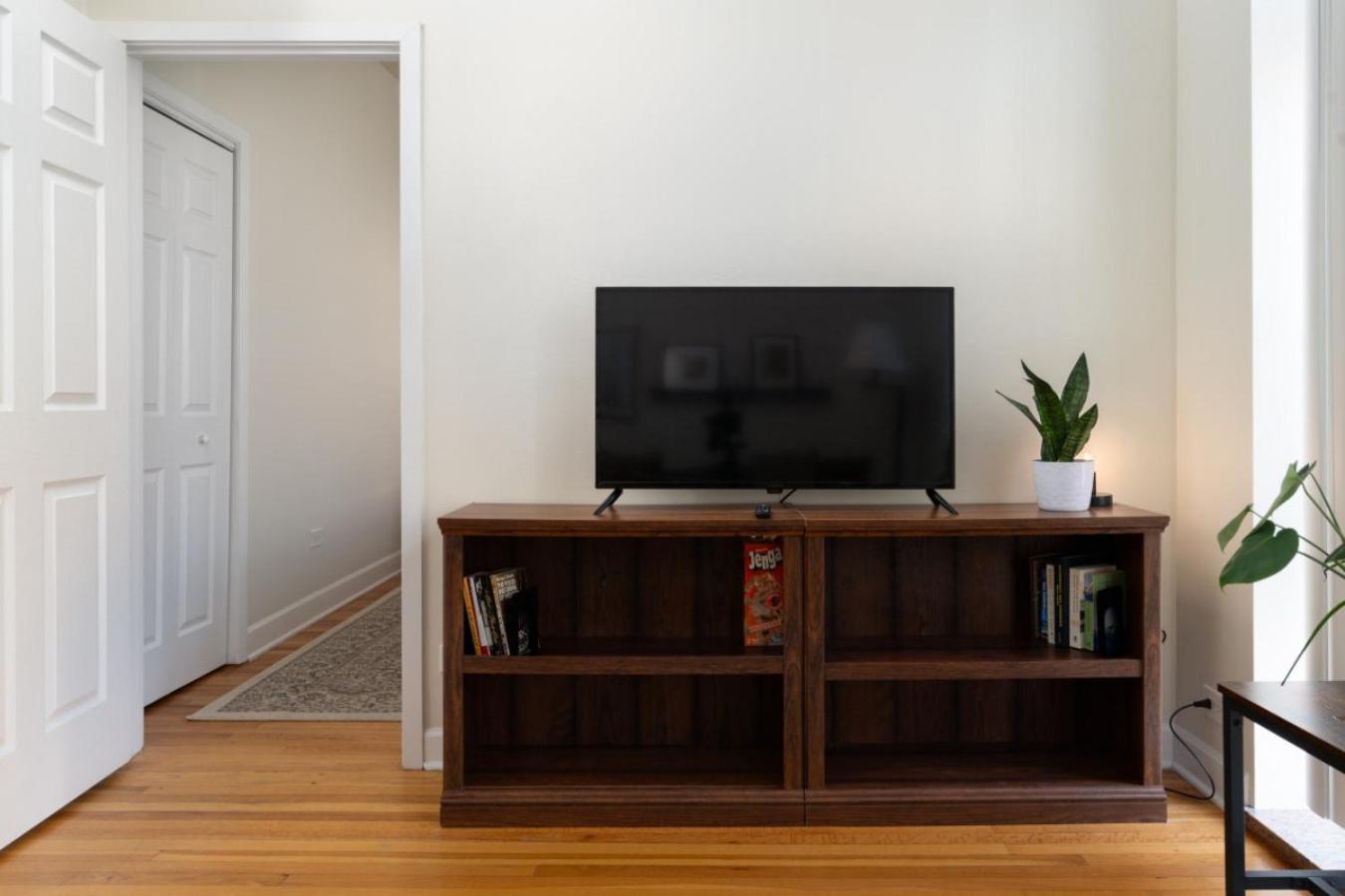 Apartment Ukrainian Village 3br