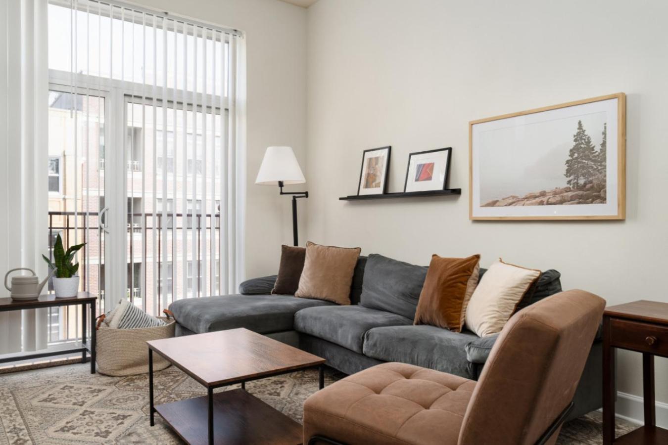 Ukrainian Village 3br Apartment *