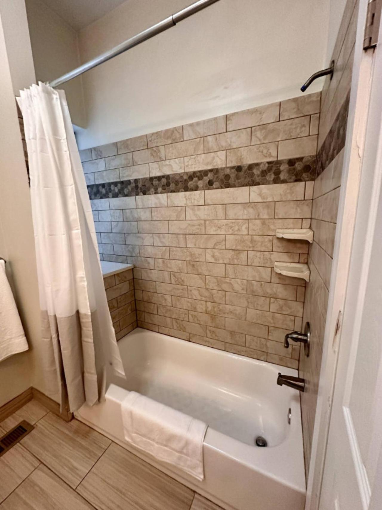 Bucktown 2br With Office And Courtyard Apartment Chicago