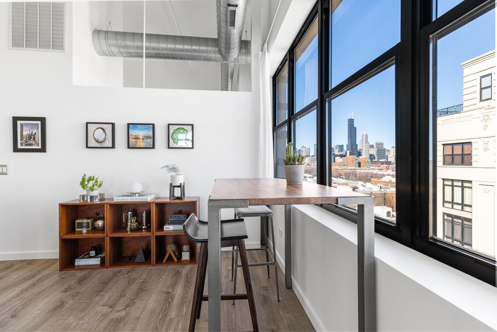 Modern Historic Loft 19ft Ceilings, Gym, Heated Parking, Skyline Views, Balcony Chicago