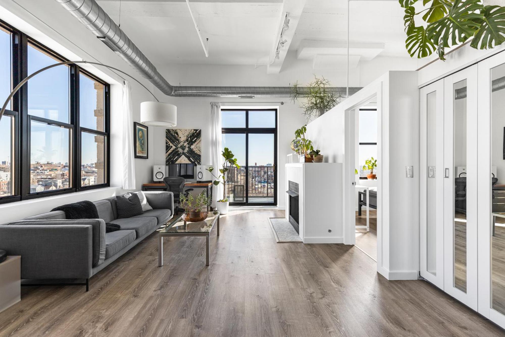 Apartment Modern Historic Loft 19ft Ceilings, Gym, Heated Parking, Skyline Views, Balcony Chicago