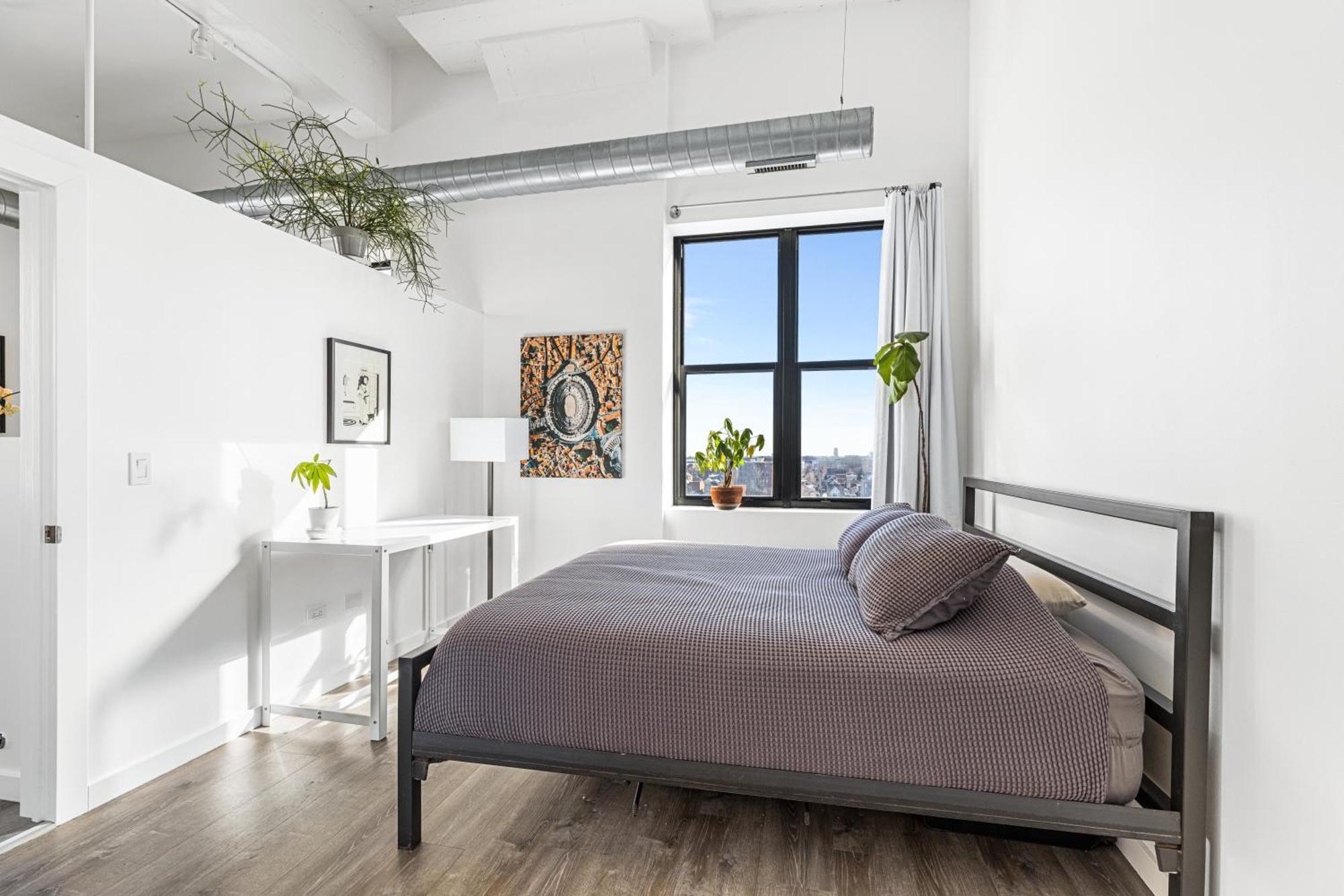 Apartment Modern Historic Loft 19ft Ceilings, Gym, Heated Parking, Skyline Views, Balcony