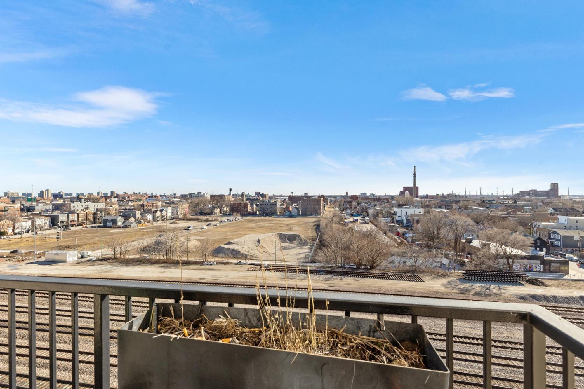 Modern Historic Loft 19ft Ceilings, Gym, Heated Parking, Skyline Views, Balcony Apartment *