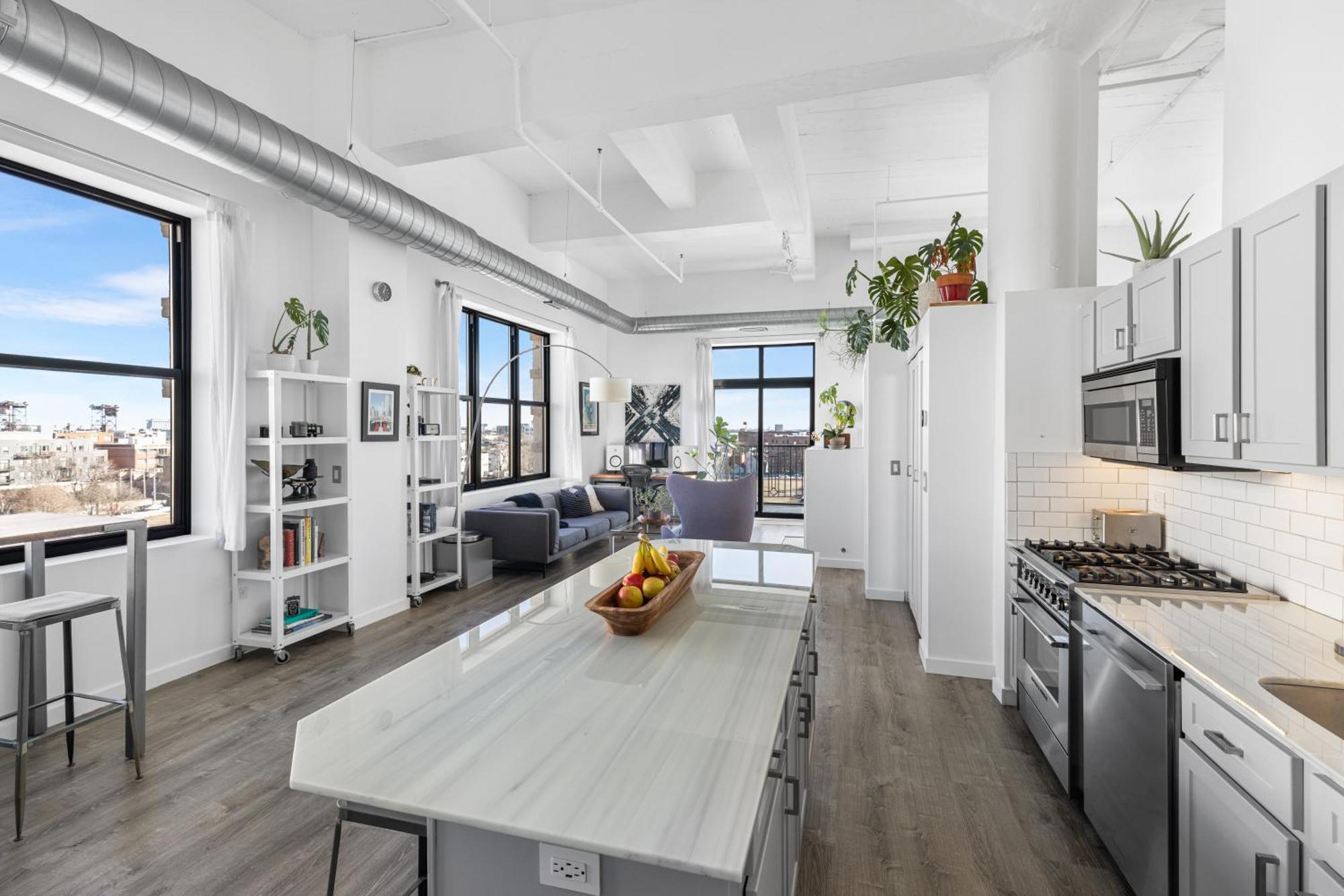 Modern Historic Loft 19ft Ceilings, Gym, Heated Parking, Skyline Views, Balcony Apartment