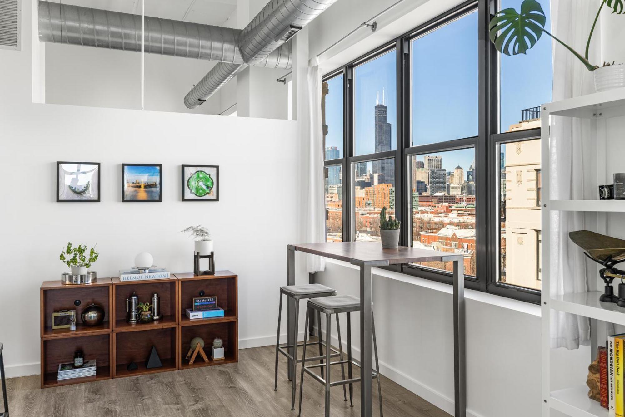 Modern Historic Loft 19ft Ceilings, Gym, Heated Parking, Skyline Views, Balcony Apartment *