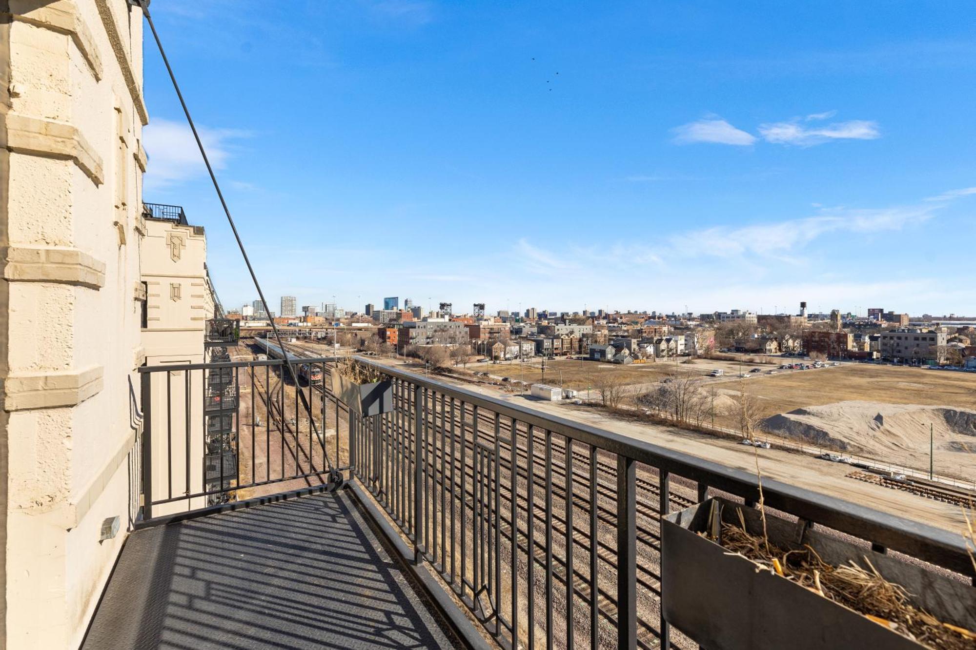 Apartment Modern Historic Loft 19ft Ceilings, Gym, Heated Parking, Skyline Views, Balcony Chicago
