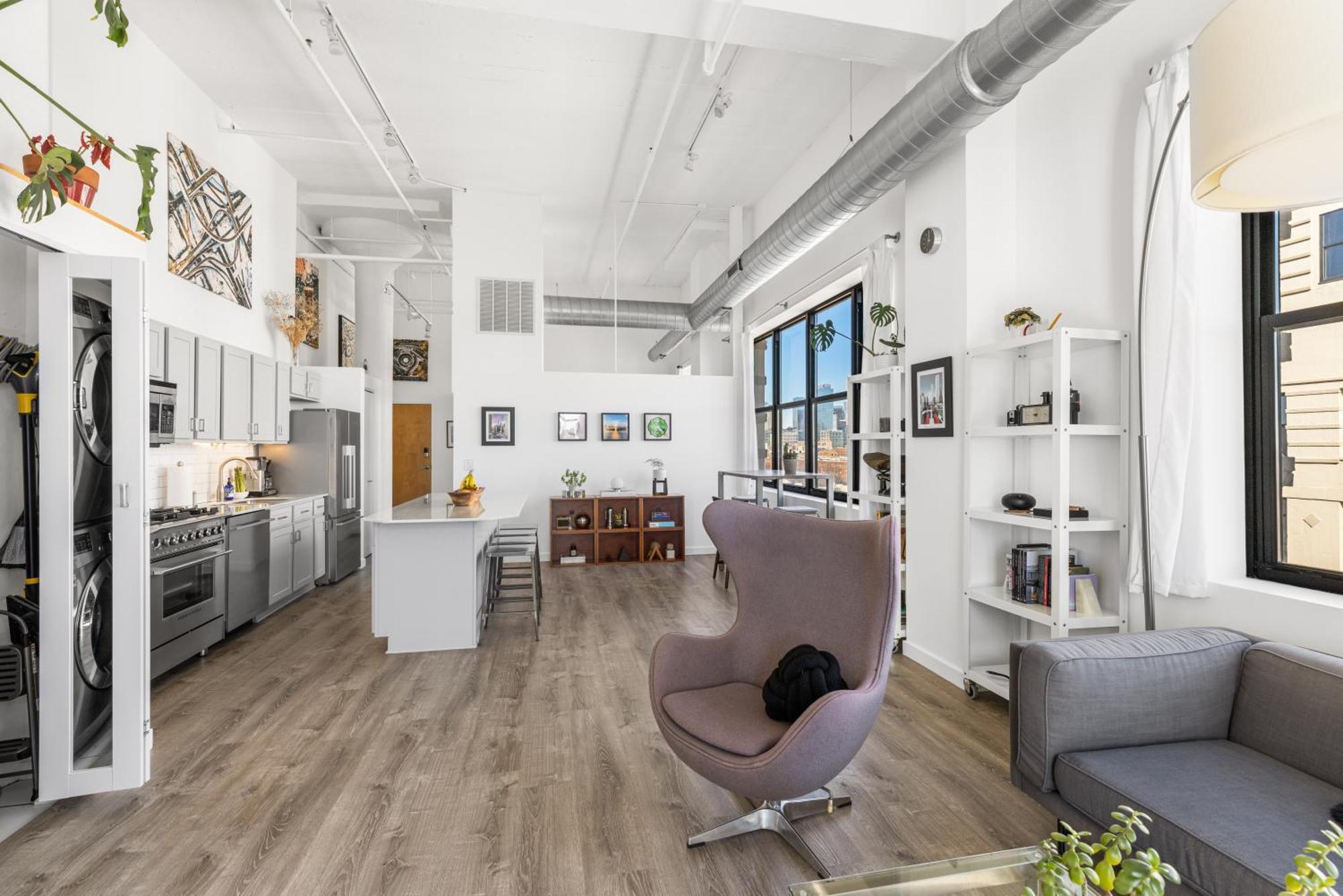 Apartment Modern Historic Loft 19ft Ceilings, Gym, Heated Parking, Skyline Views, Balcony