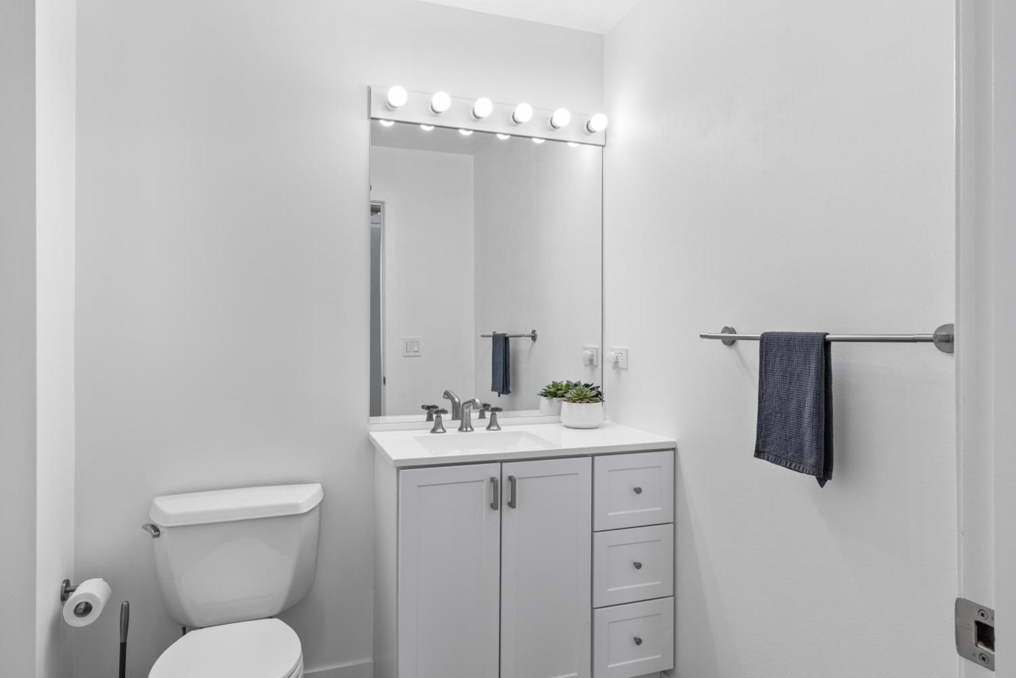 Modern Historic Loft 19ft Ceilings, Gym, Heated Parking, Skyline Views, Balcony Apartment