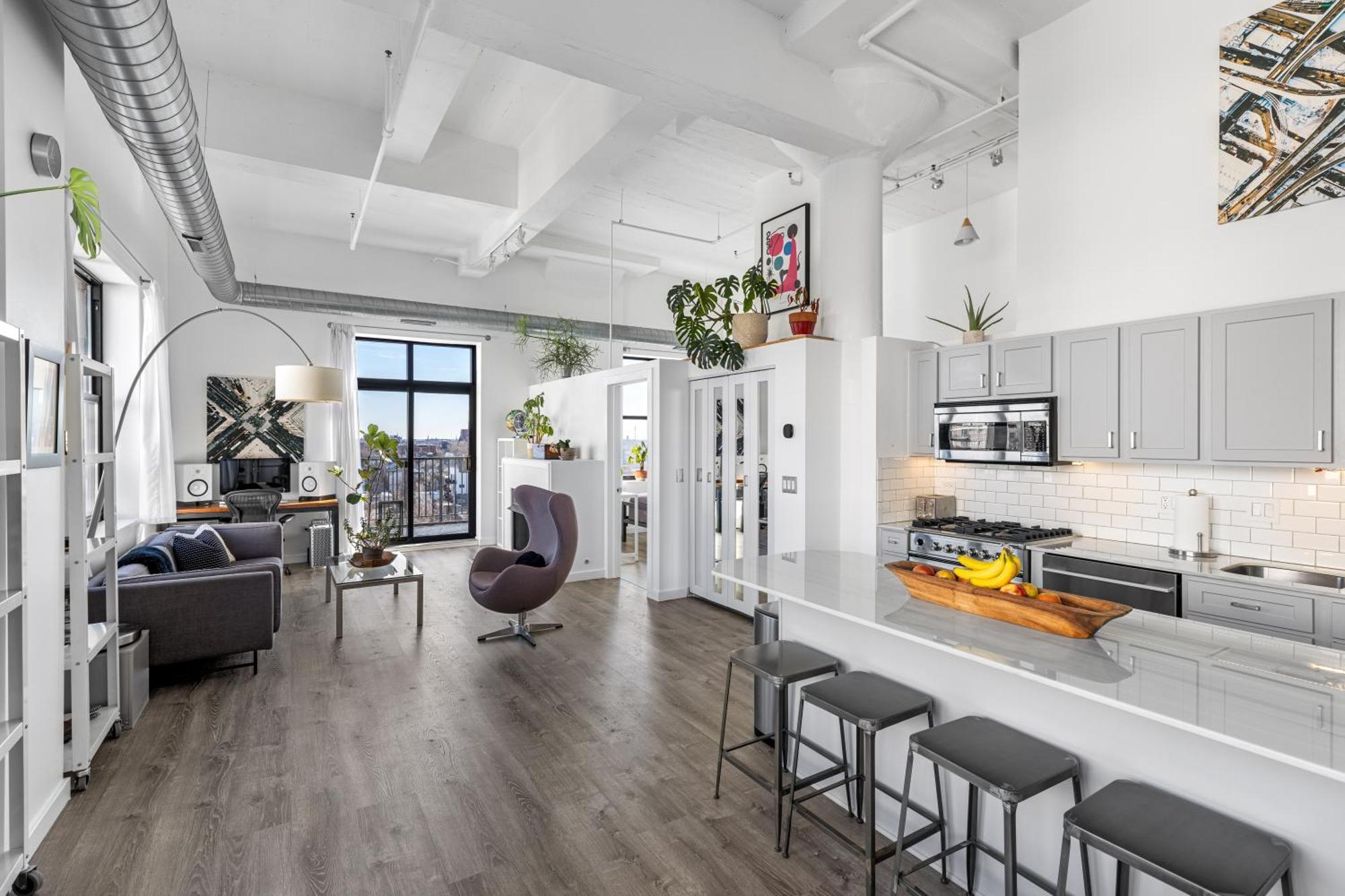 Modern Historic Loft 19ft Ceilings, Gym, Heated Parking, Skyline Views, Balcony Apartment *
