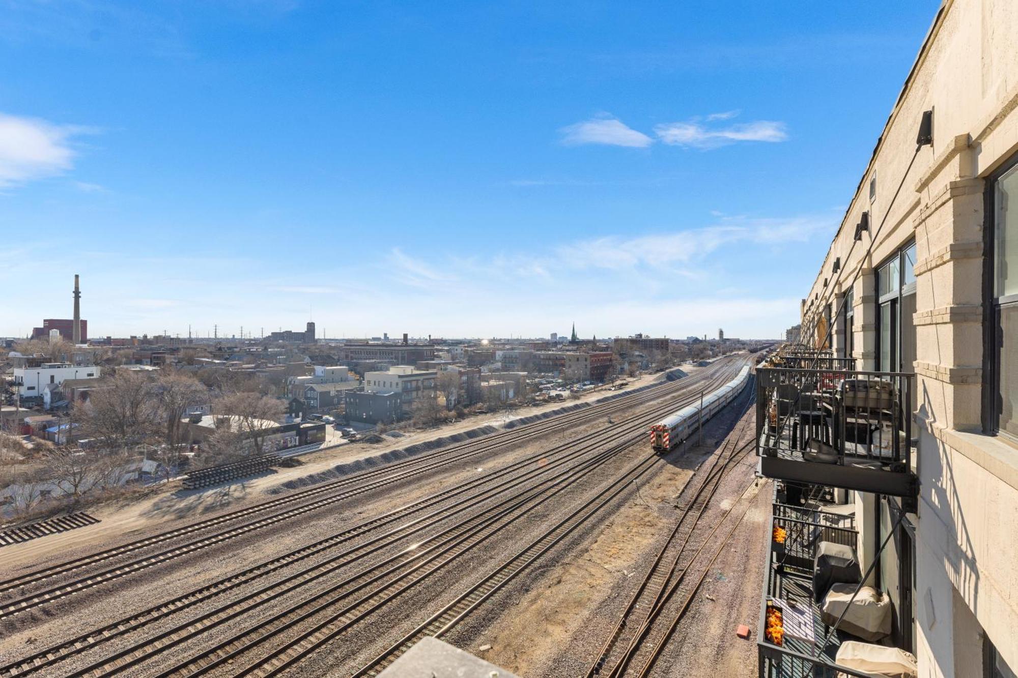 Modern Historic Loft 19ft Ceilings, Gym, Heated Parking, Skyline Views, Balcony Chicago