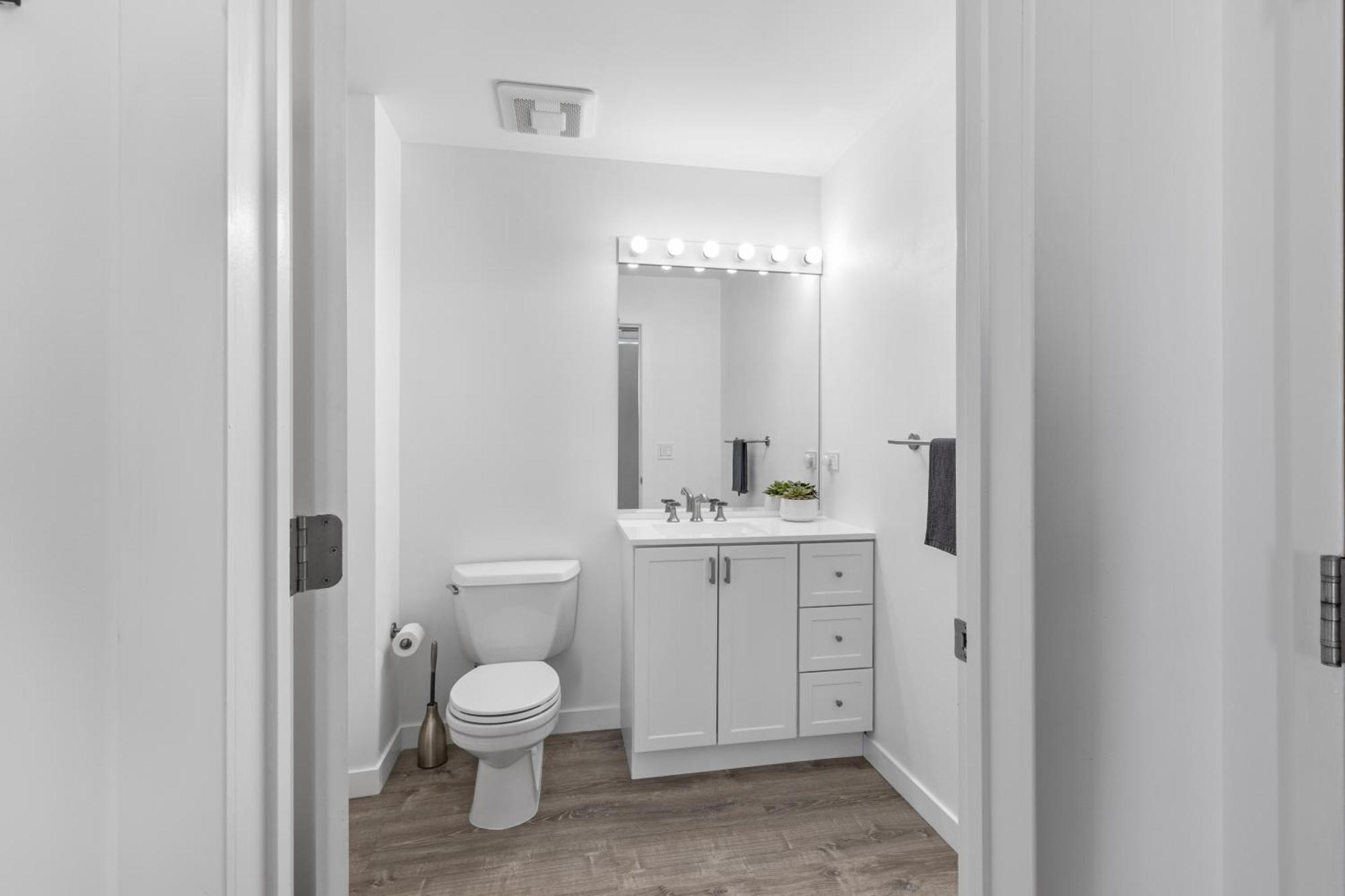 Modern Historic Loft 19ft Ceilings, Gym, Heated Parking, Skyline Views, Balcony Apartment *