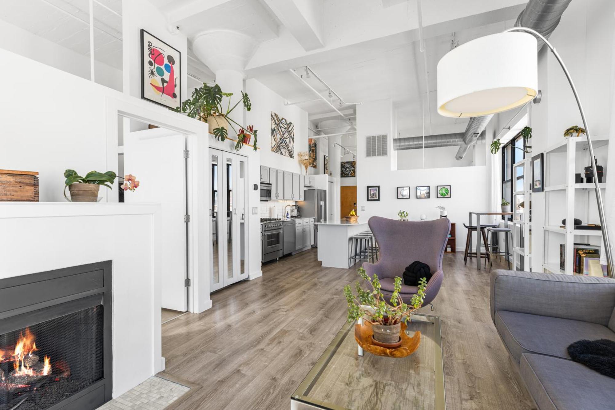 Modern Historic Loft 19ft Ceilings, Gym, Heated Parking, Skyline Views, Balcony Chicago