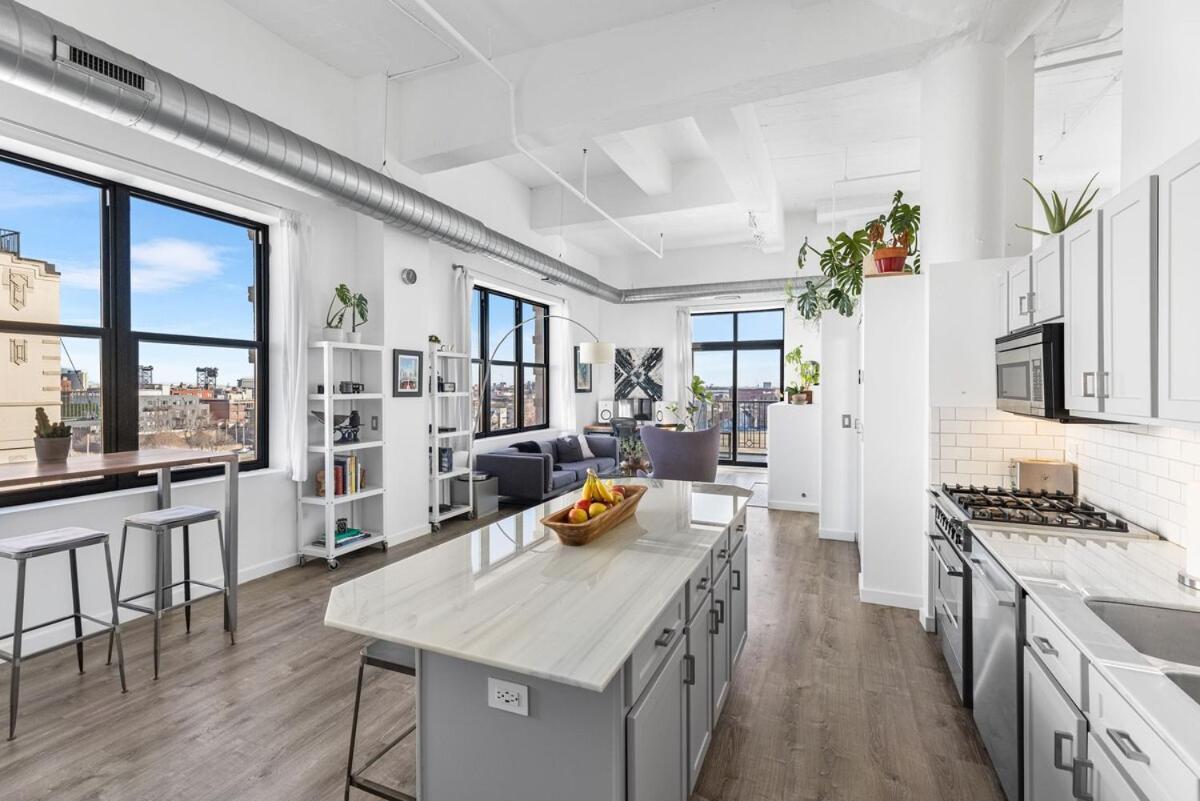 Modern Historic Loft 19ft Ceilings, Gym, Heated Parking, Skyline Views, Balcony Apartment