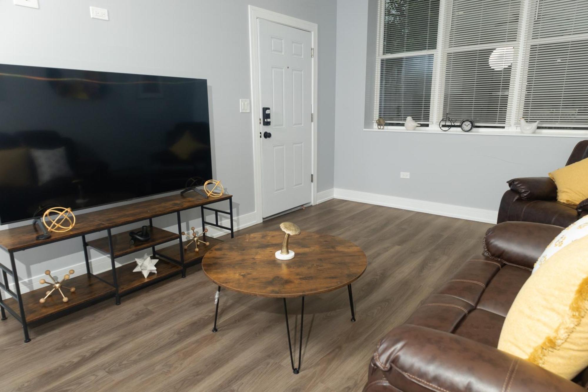 Pristine 3bdr 2ba Uchicago Apartment *