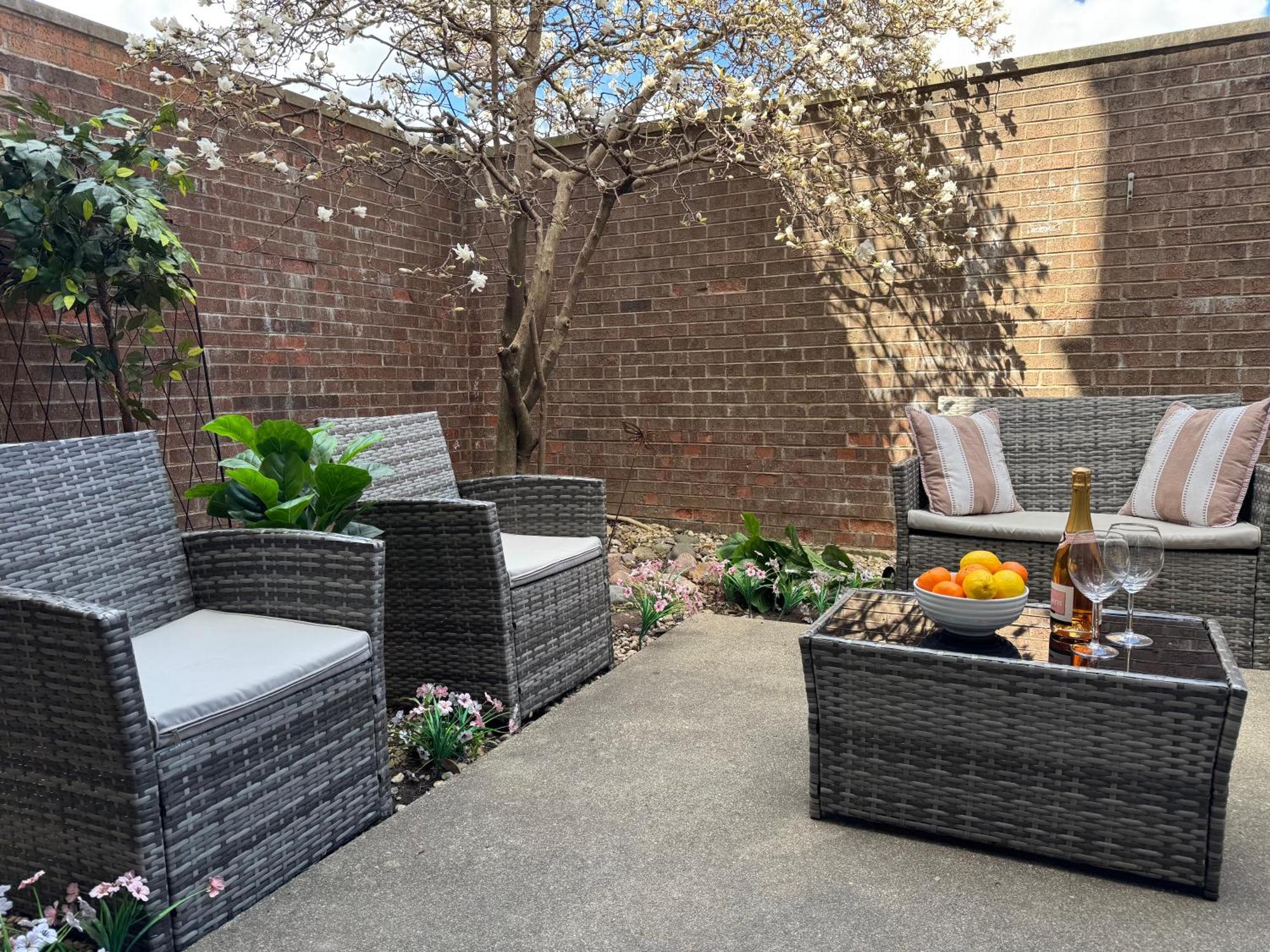 Holiday home 4 Bedroom In Location Parking Fireplace Back Yard Pets Welcome Chicago