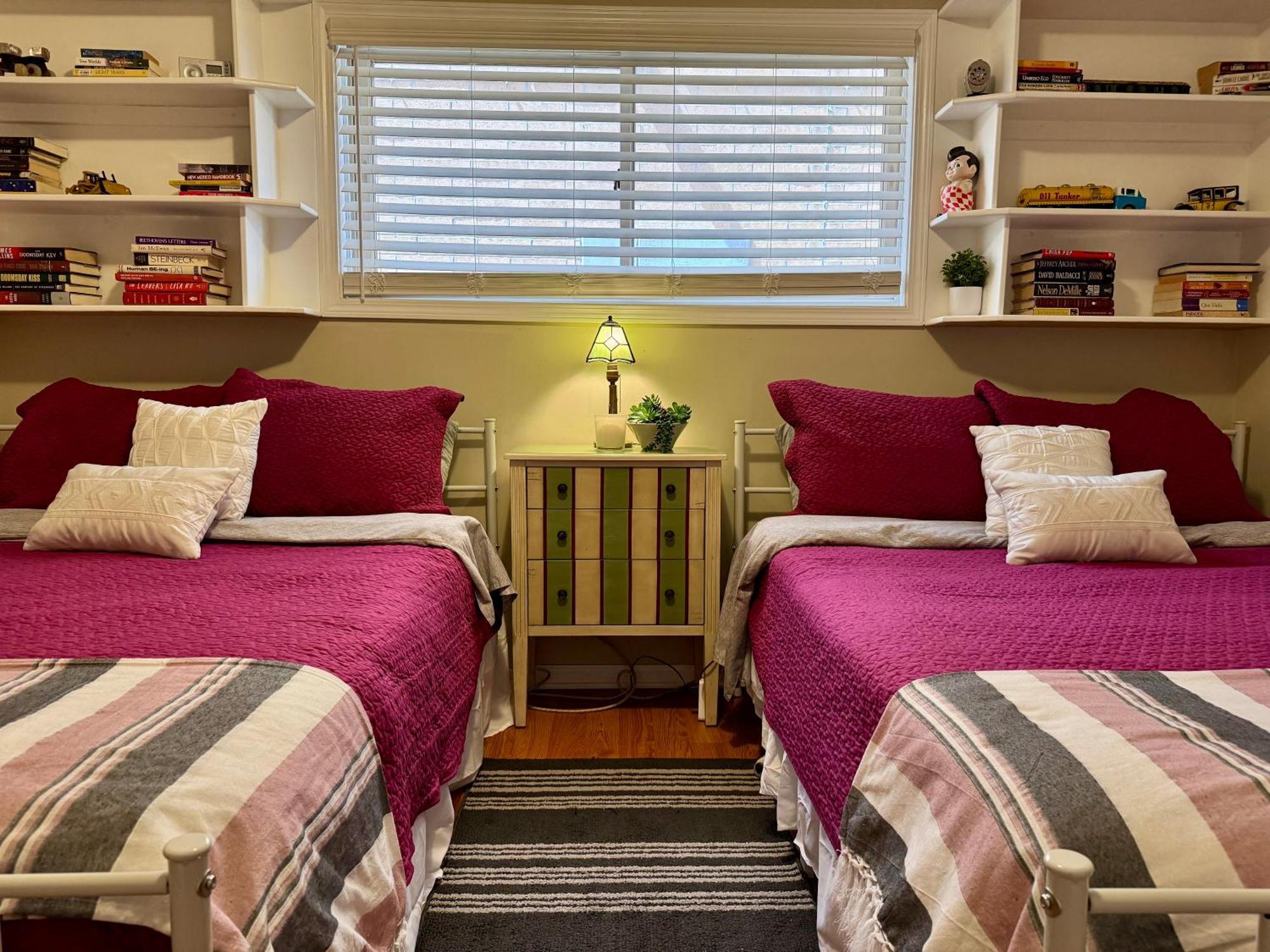 4 Bedroom In Location Parking Fireplace Back Yard Pets Welcome Holiday home