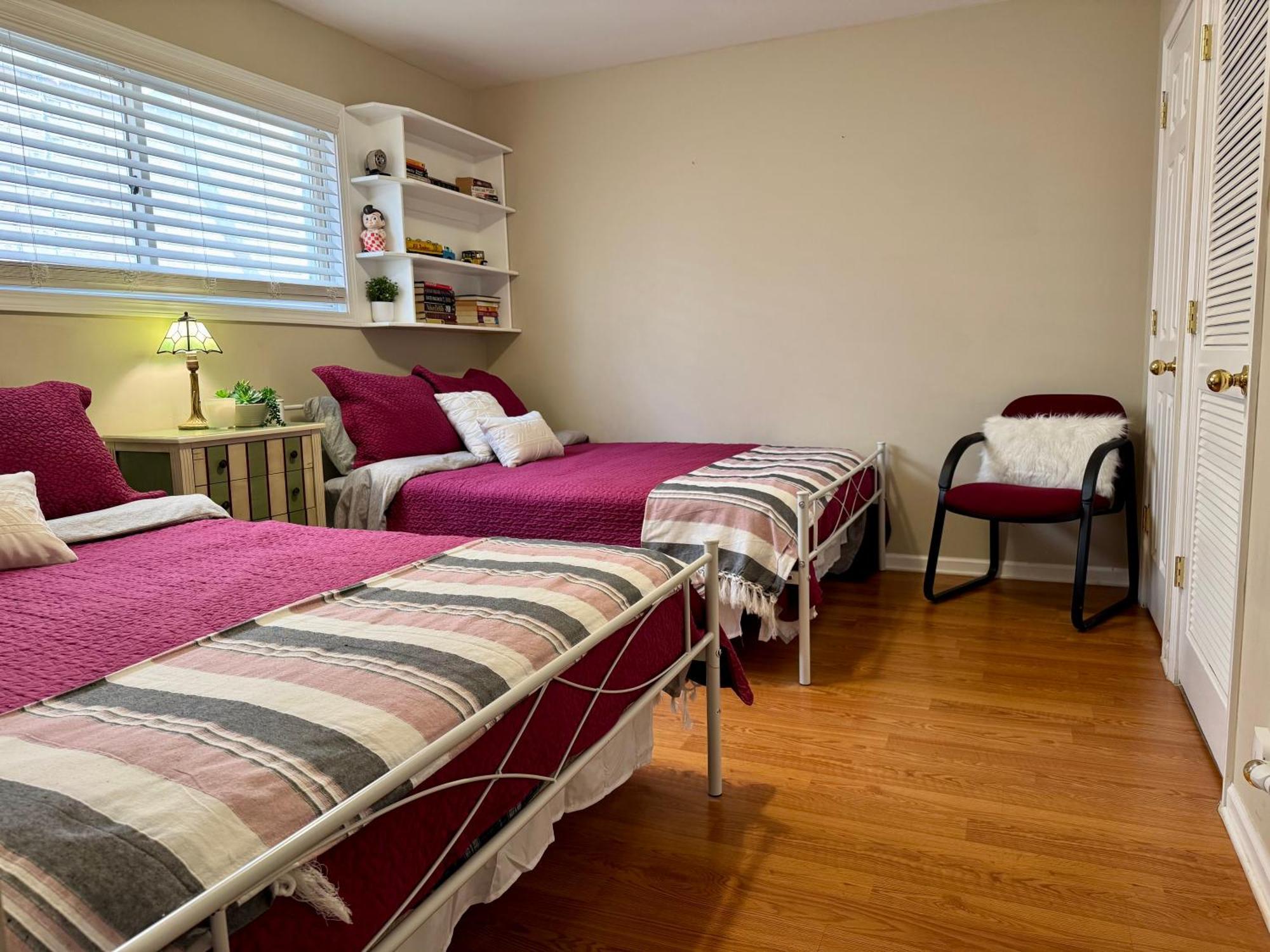 4 Bedroom In Location Parking Fireplace Back Yard Pets Welcome Holiday home *