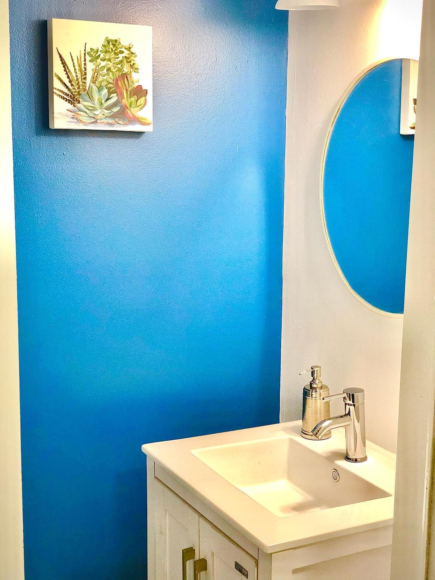 Apartment Urban Coach Penthouse - Near Train, Medical District, And Downtown *