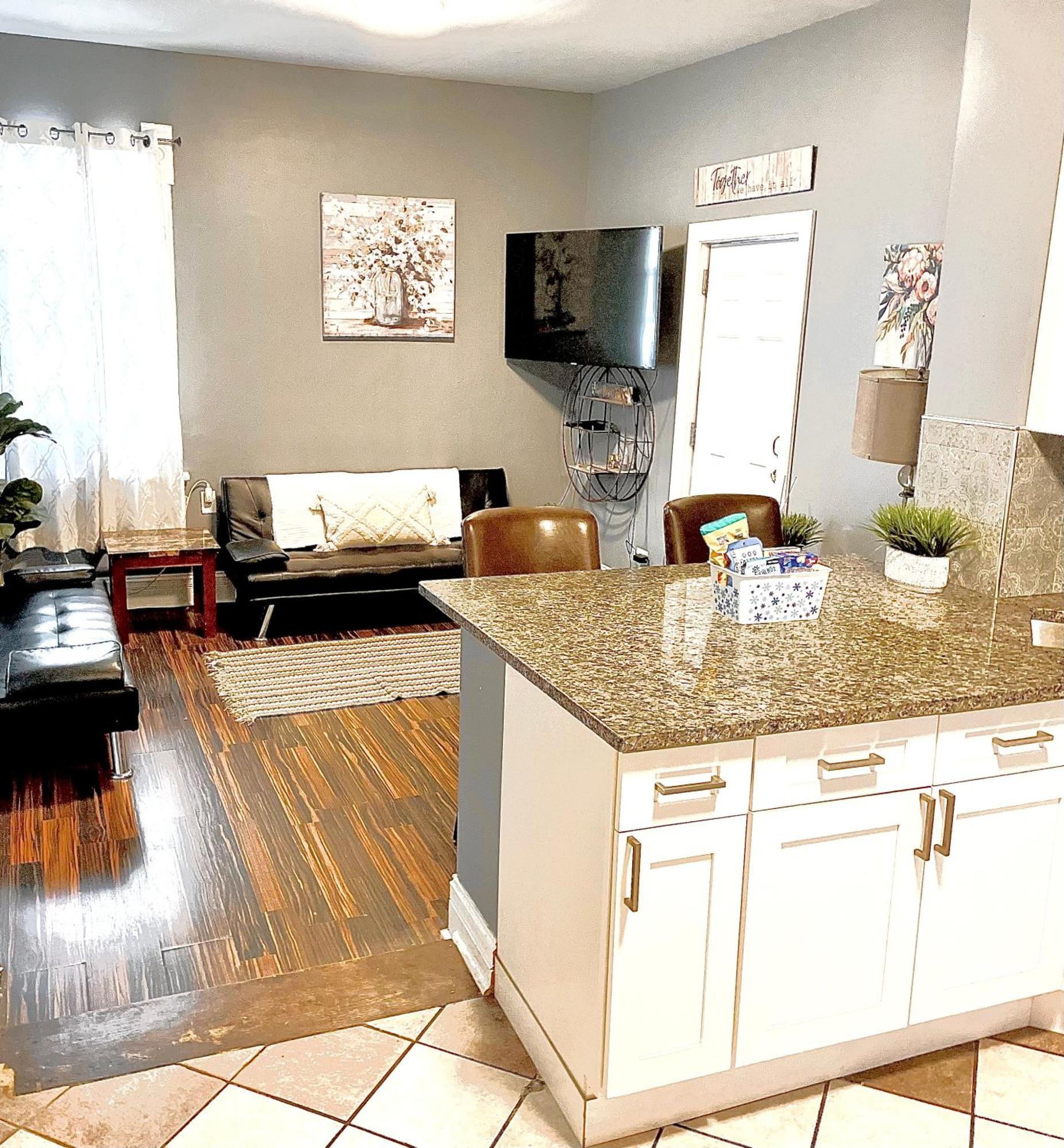 Apartment Urban Coach Penthouse - Near Train, Medical District, And Downtown *