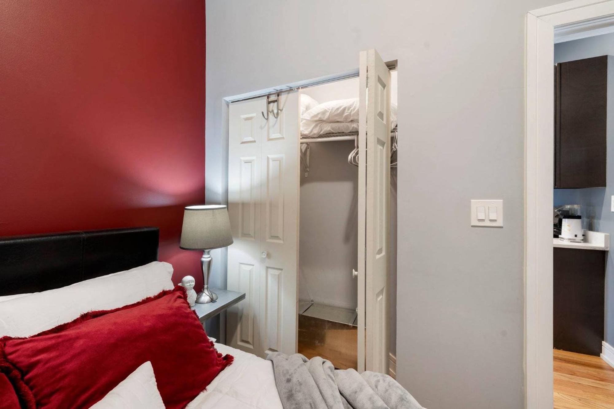 Cozy 2 Bed By West Loop With Parking & Laundry *
