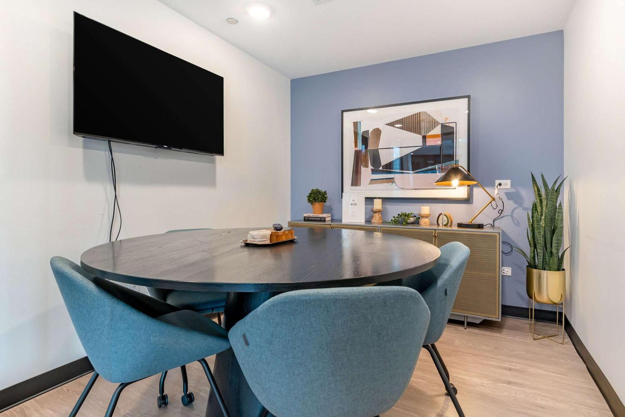 1br Loft With Modern Glass Views Apartment Chicago