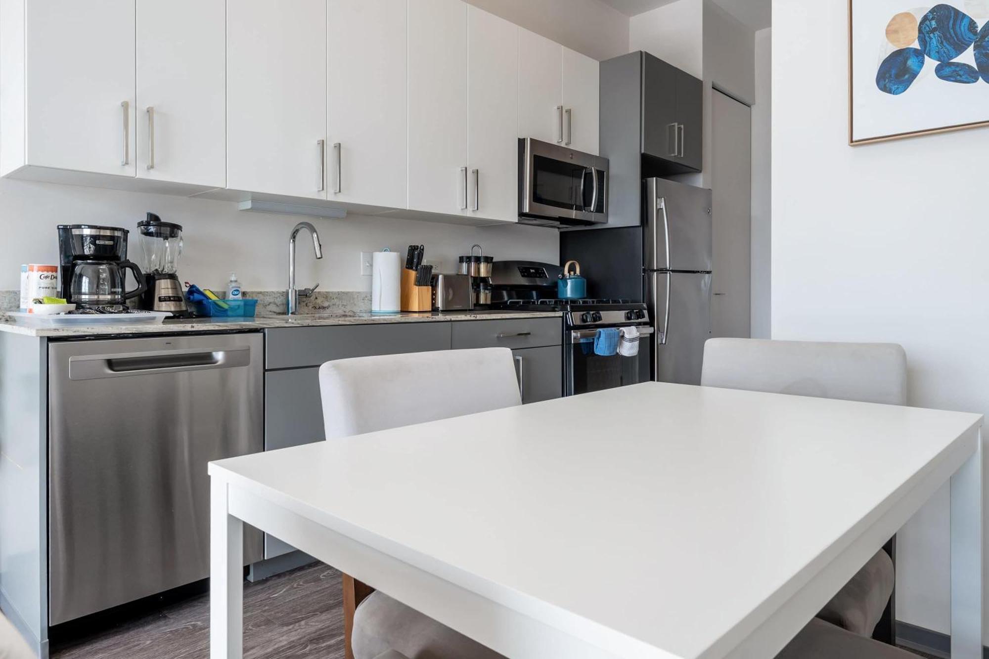 1br Loft With Modern Glass Views Apartment Chicago