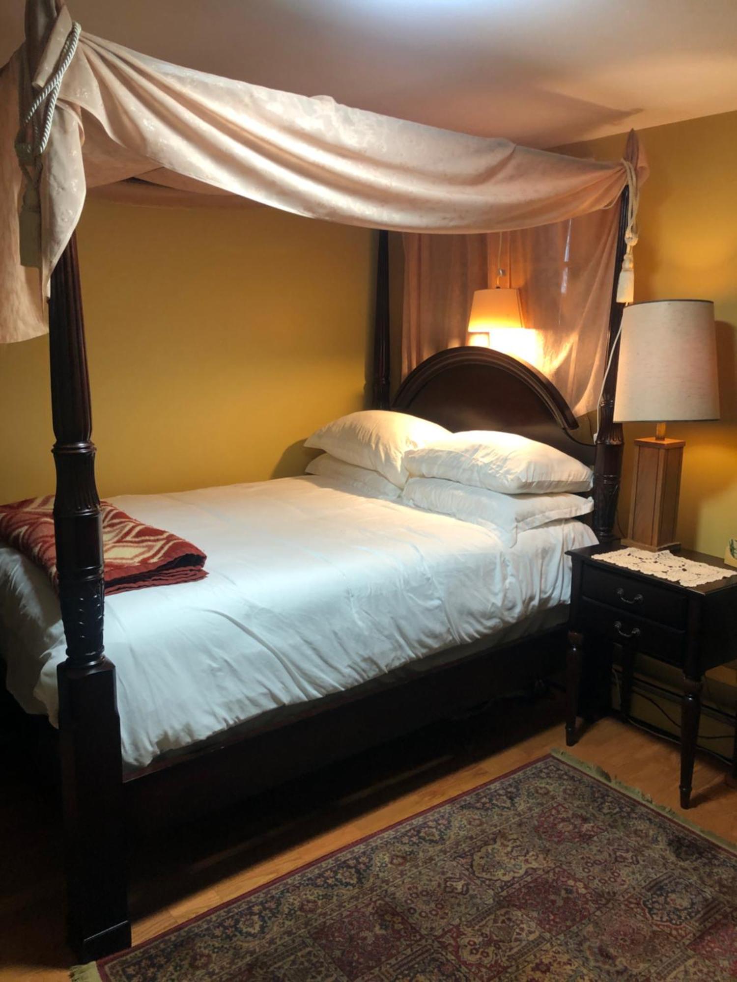 A Secluded Bedroom With A Private Full Bathroom Homestay Chicago