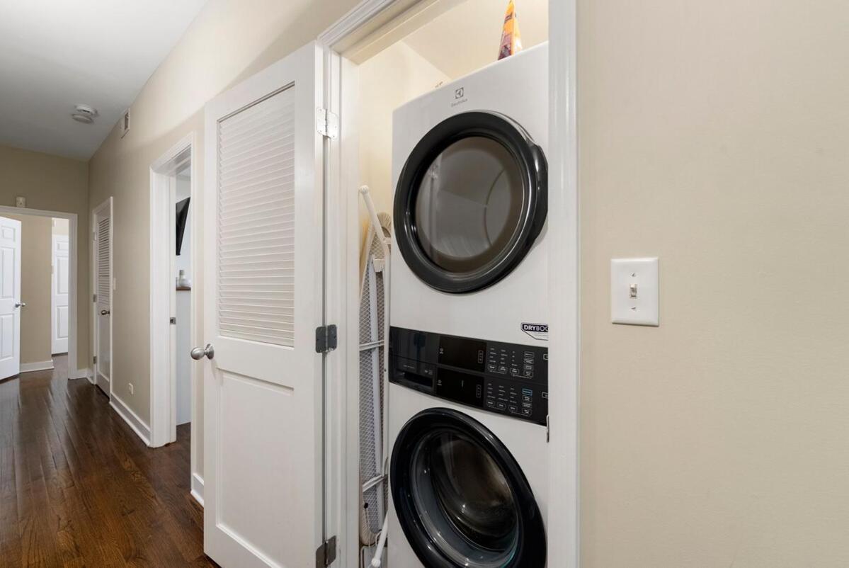 Modern 2br 10 Min To Downtown & United Center - Free Parking Apartment *