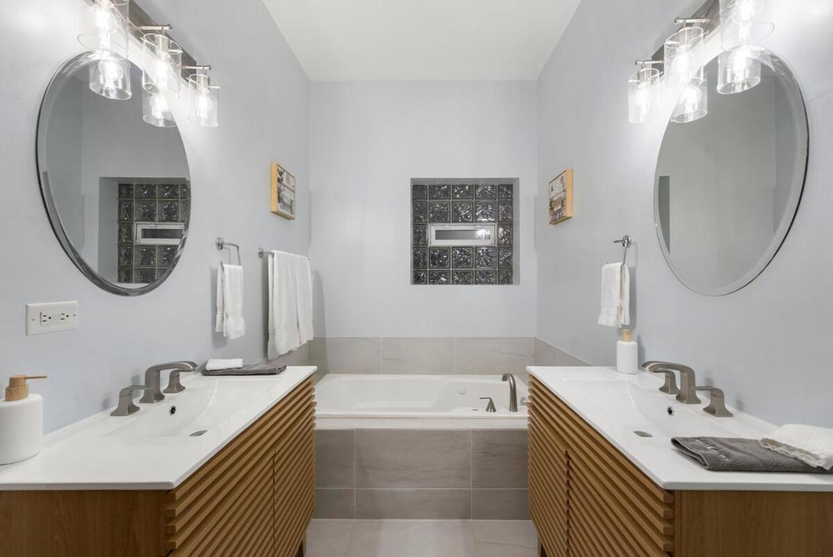 Modern 2br 10 Min To Downtown & United Center - Free Parking Apartment Chicago