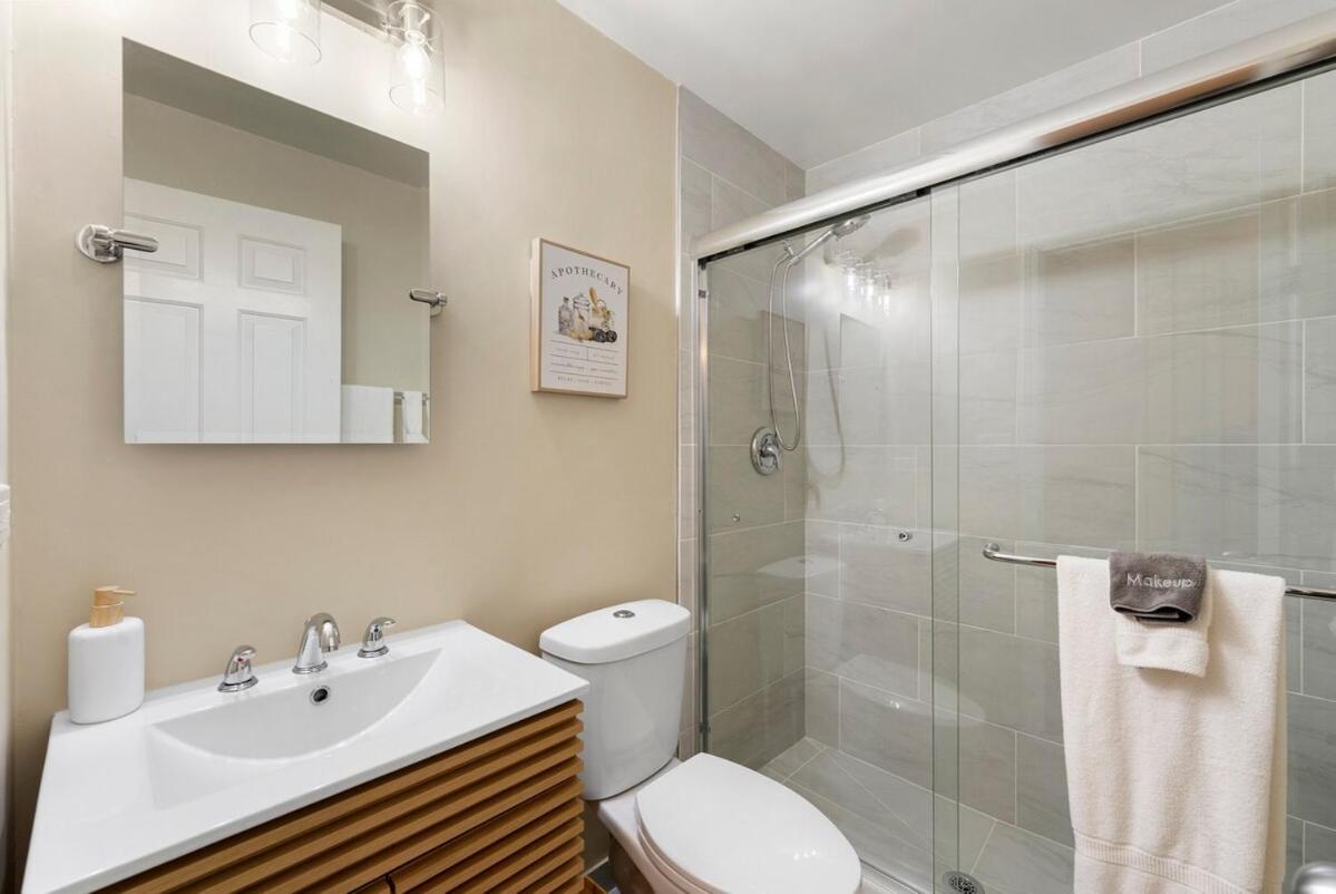 Modern 2br 10 Min To Downtown & United Center - Free Parking *