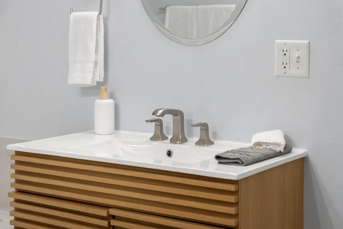 Modern 2br 10 Min To Downtown & United Center - Free Parking Apartment *