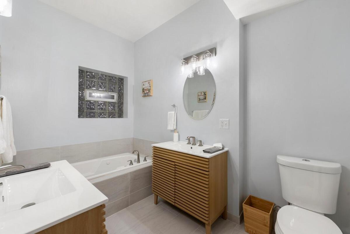 Modern 2br 10 Min To Downtown & United Center - Free Parking Chicago