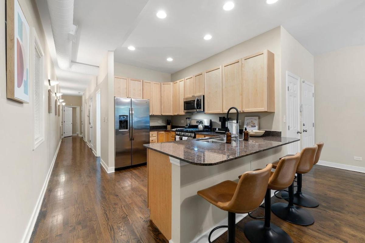 Modern 2br 10 Min To Downtown & United Center - Free Parking Apartment