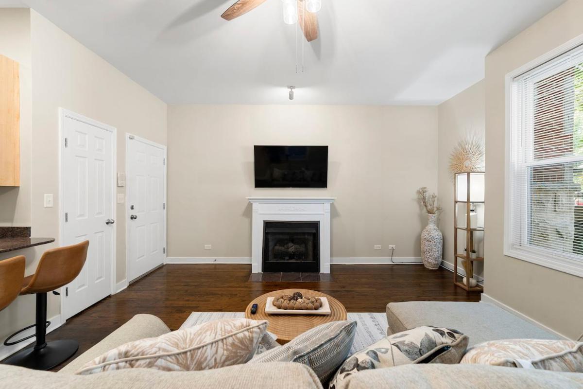 Modern 2br 10 Min To Downtown & United Center - Free Parking *