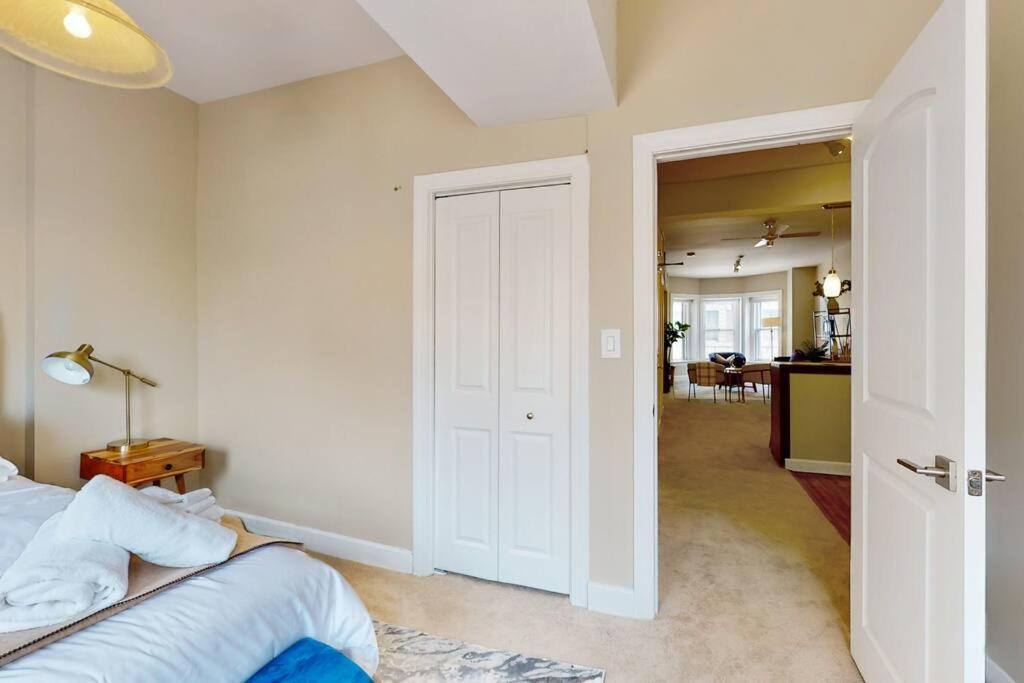 Chic River North Retreat Apartment *