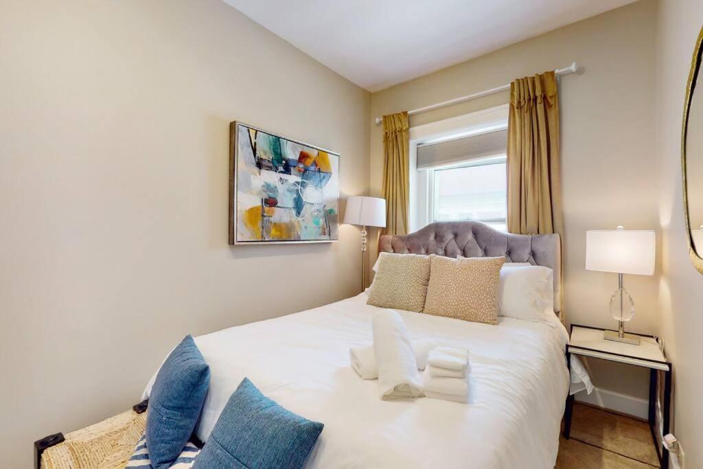 Chic River North Retreat Apartment