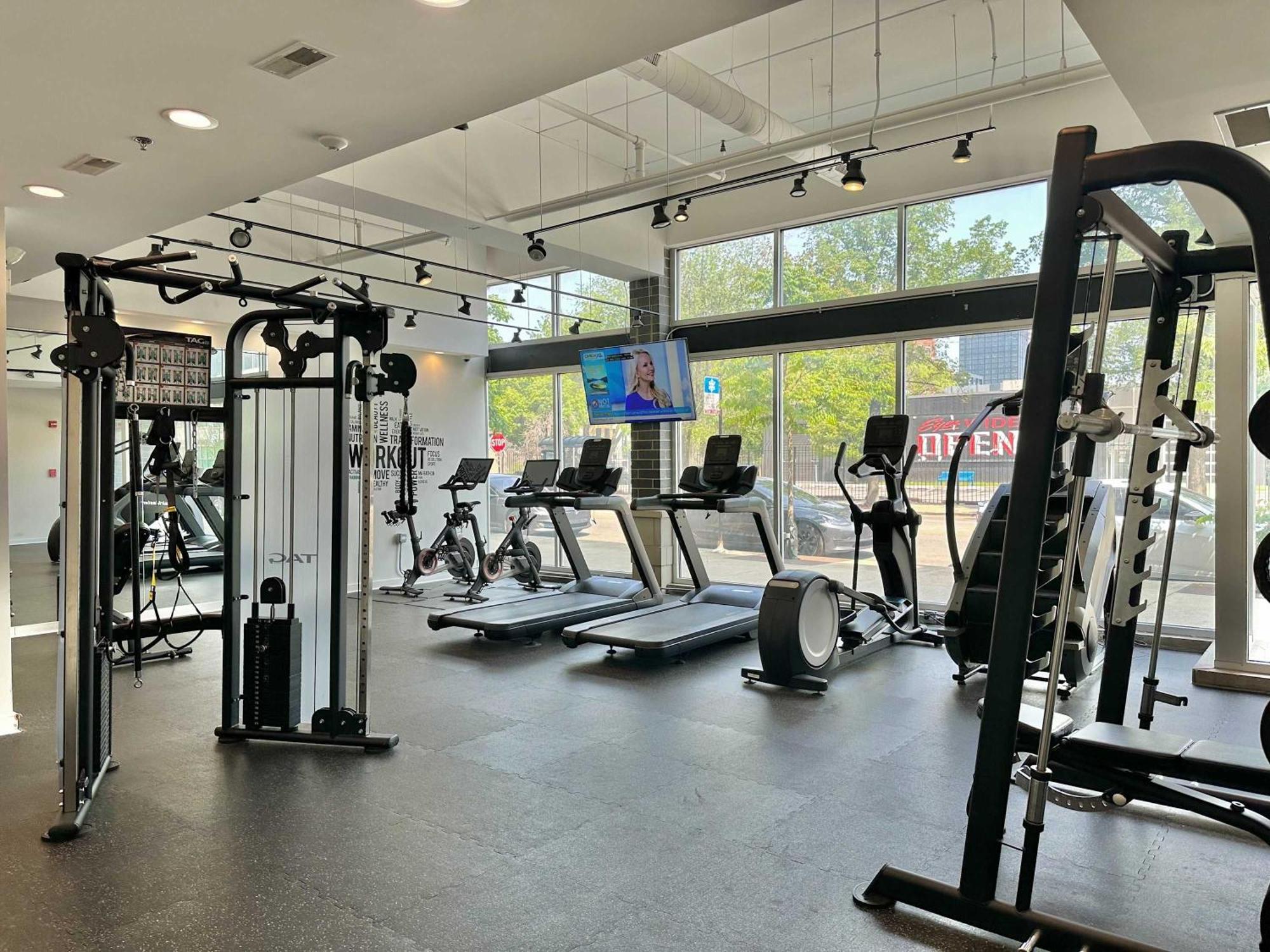 1 Free Parking Gym Balcony Sleeps 12 *