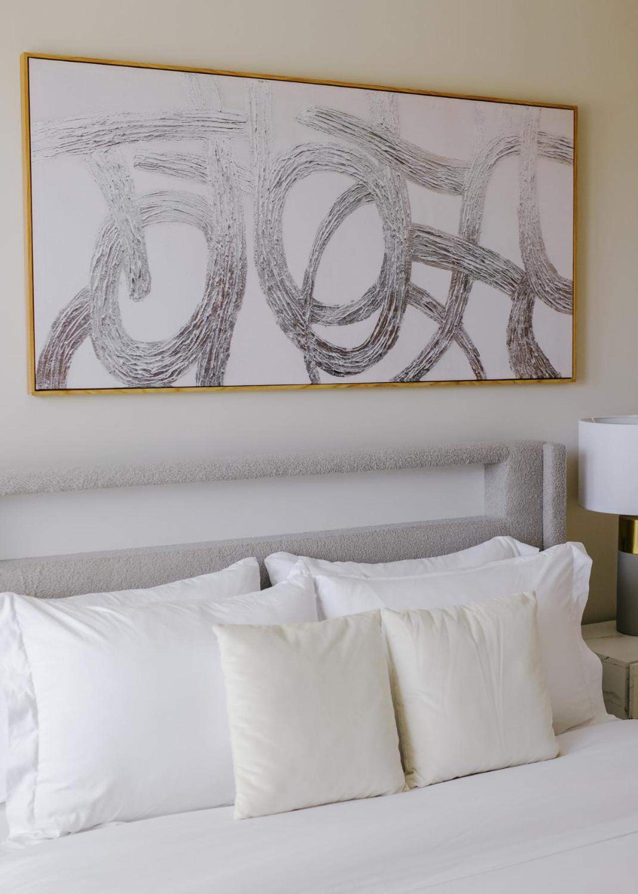 Huge Projector And Designated Workspace, Near Wrigley Holiday home Chicago