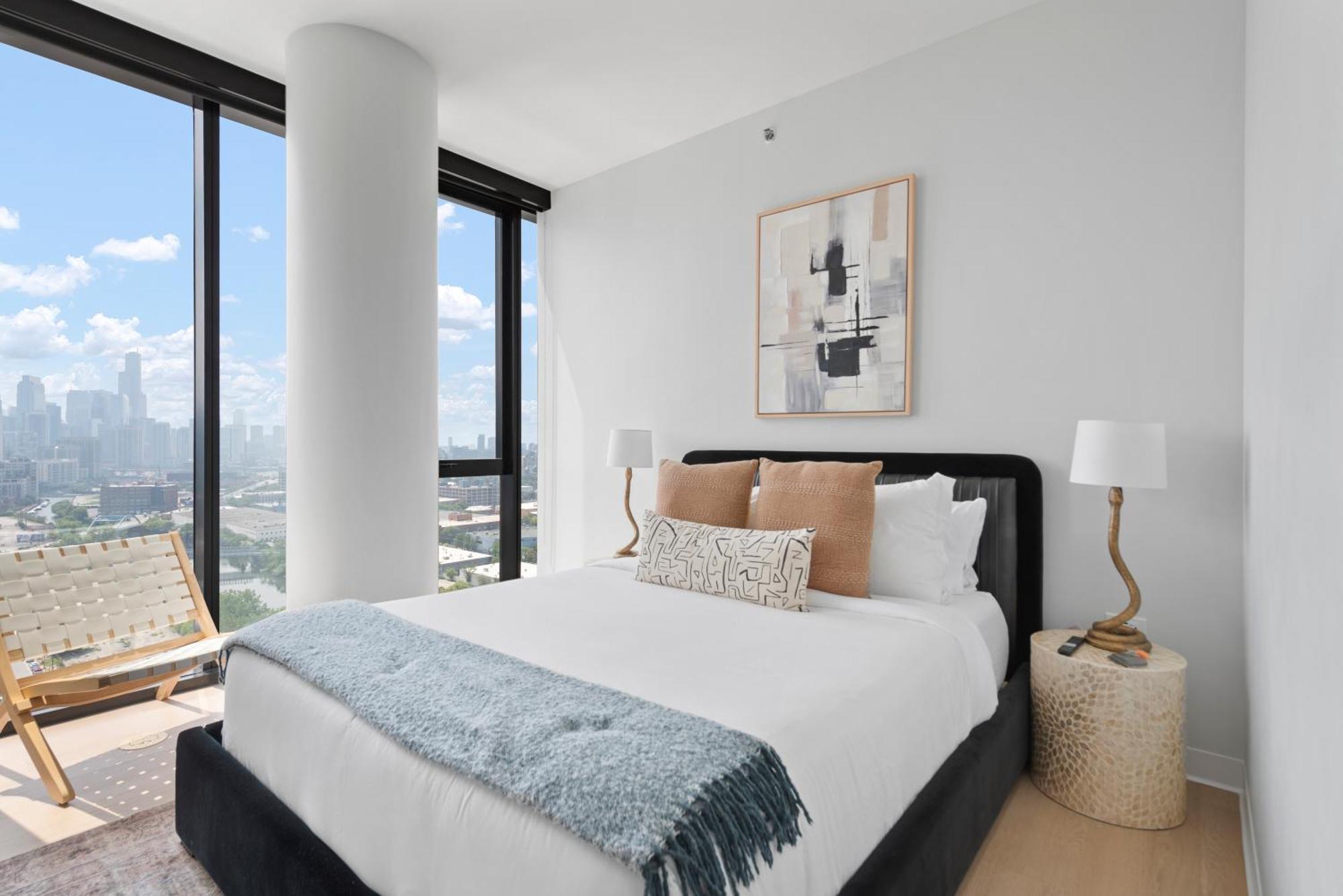 Foundry Unmatched Skyline Views At Lincoln Park Apartment Chicago