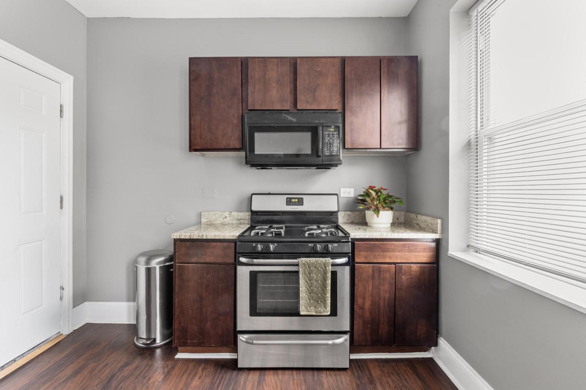 Stylish Humboldt Park Retreat - Walk To Parks & Easy Transit! Apartment *