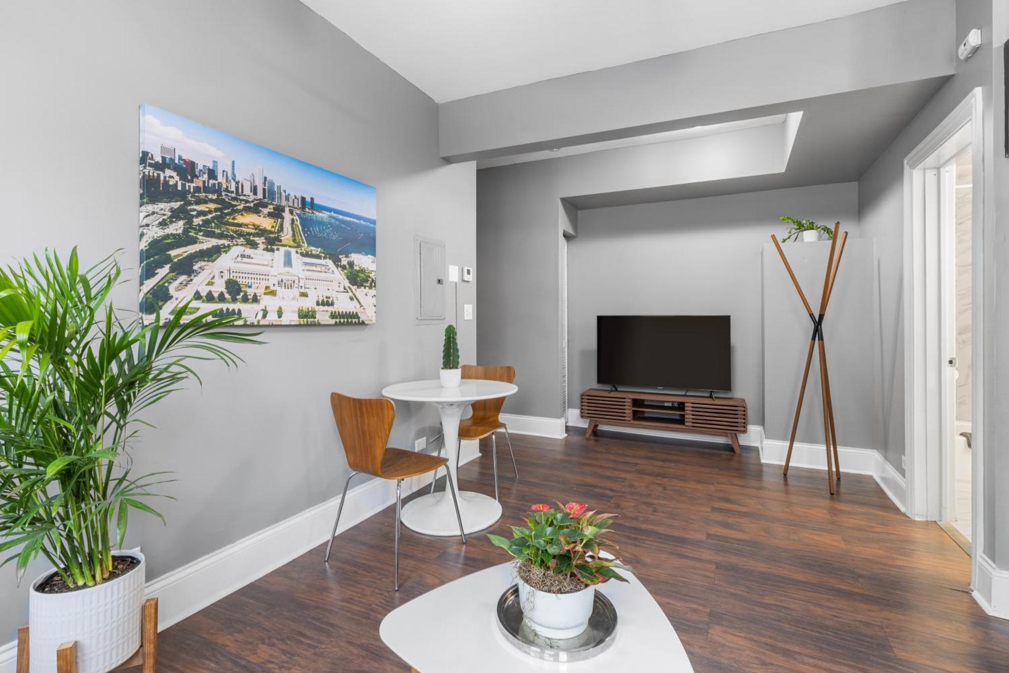 Stylish Humboldt Park Retreat - Walk To Parks & Easy Transit! Apartment