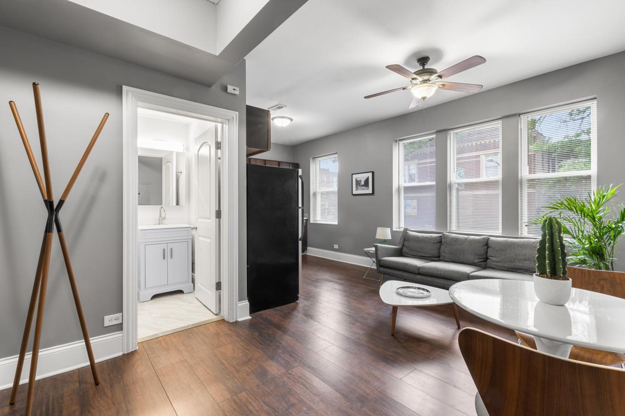 Stylish Humboldt Park Retreat - Walk To Parks & Easy Transit! Apartment Chicago