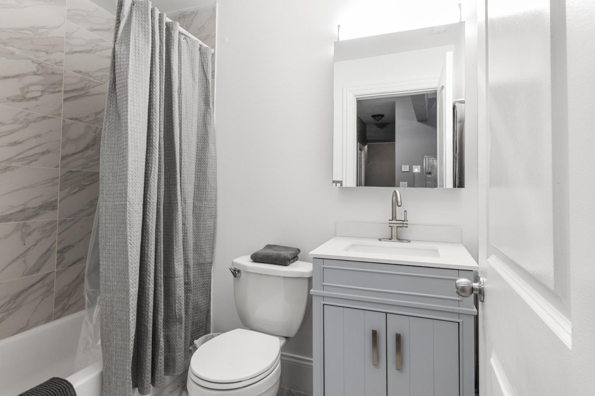 Stylish Humboldt Park Retreat - Walk To Parks & Easy Transit!