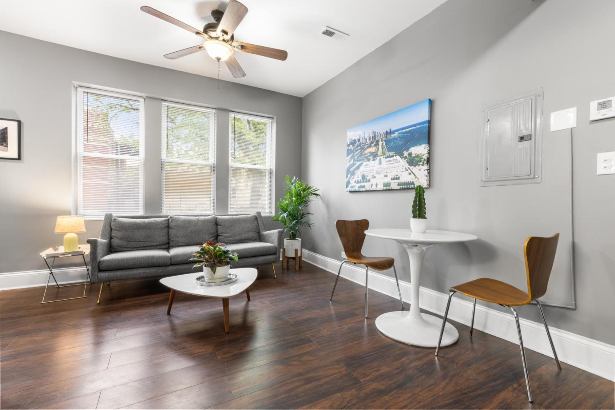 Stylish Humboldt Park Retreat - Walk To Parks & Easy Transit! *