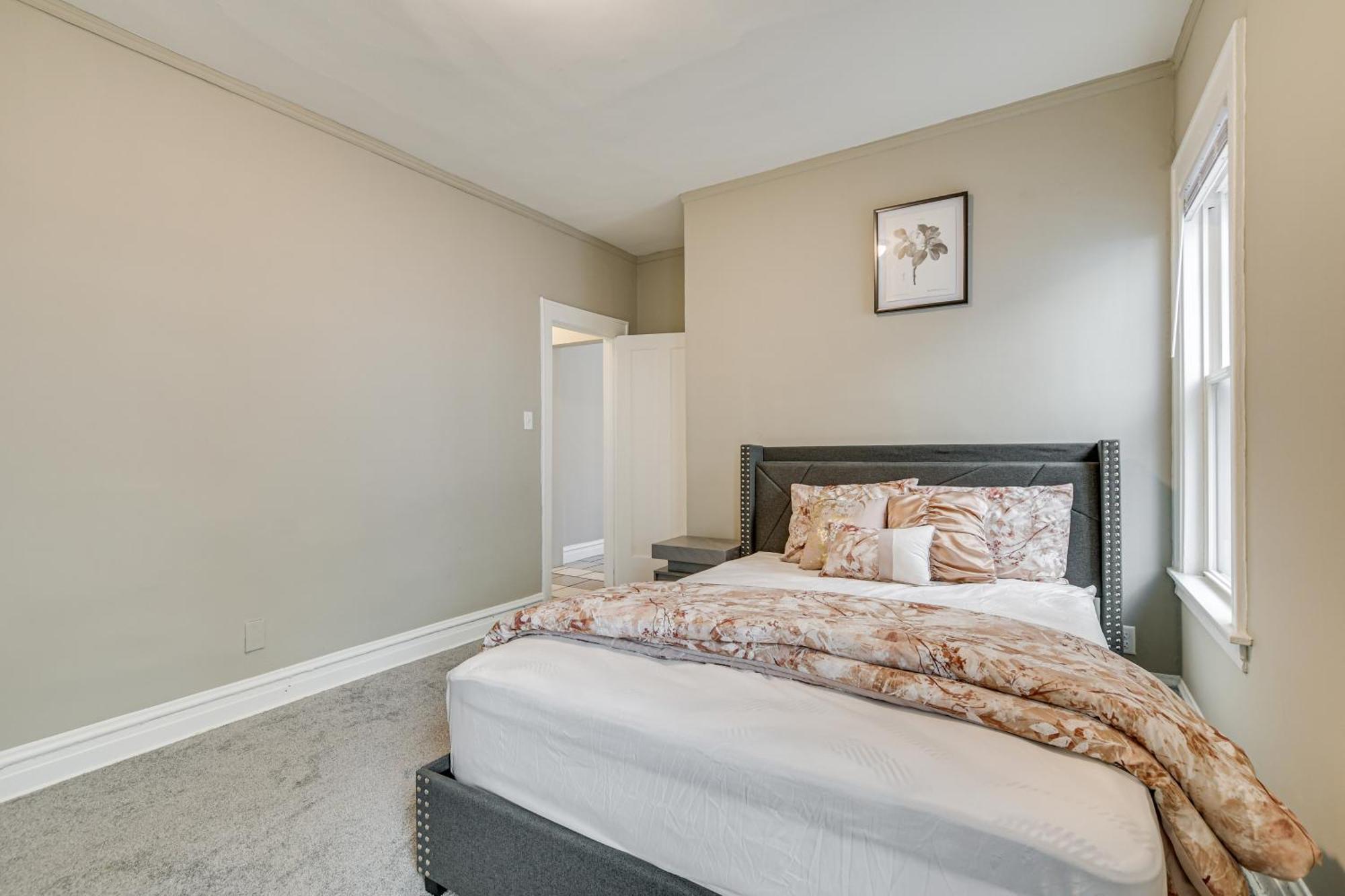 Walk To Devon Avenue And Warren Park Apt! * Chicago