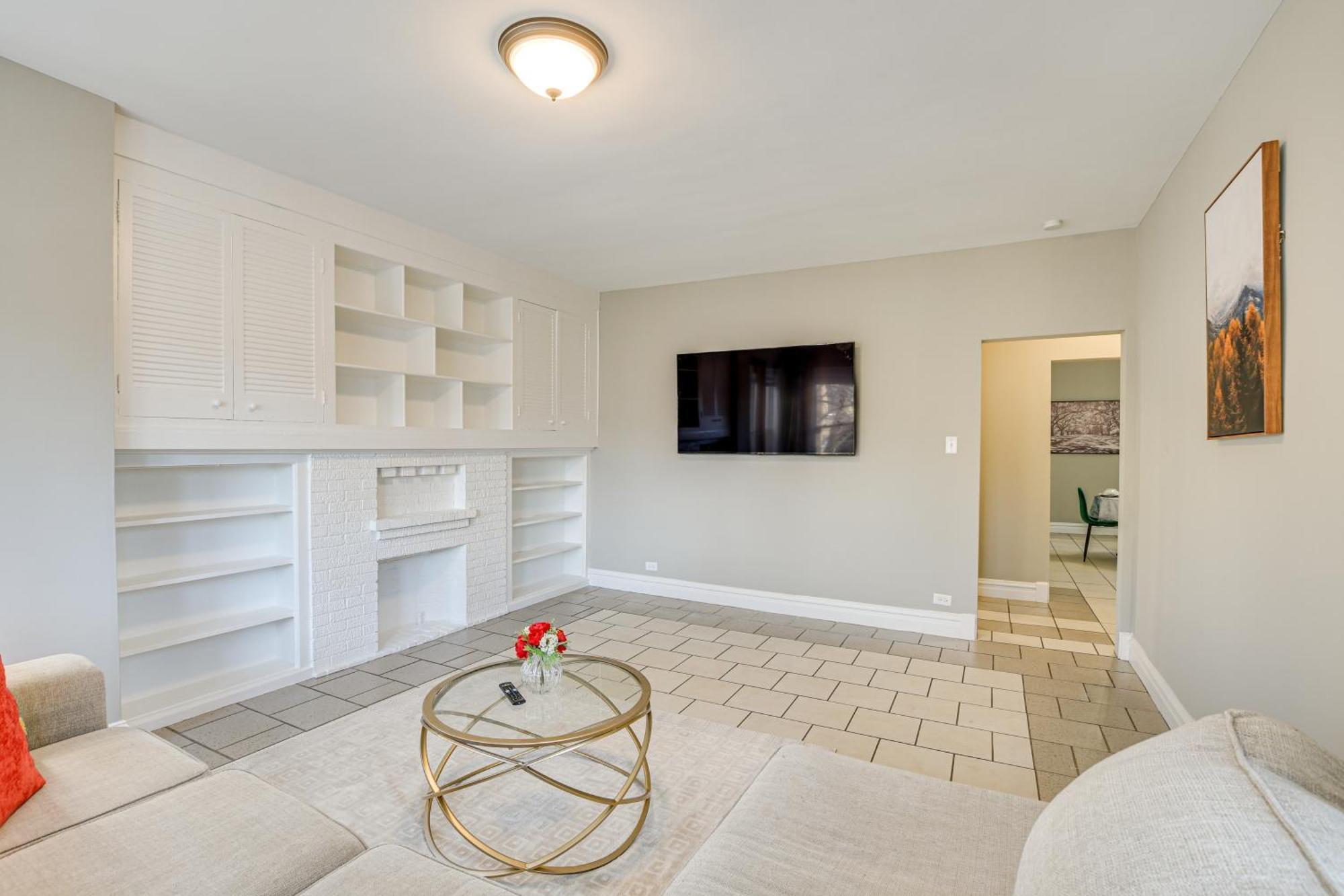 Walk To Devon Avenue And Warren Park Apt! Apartment *