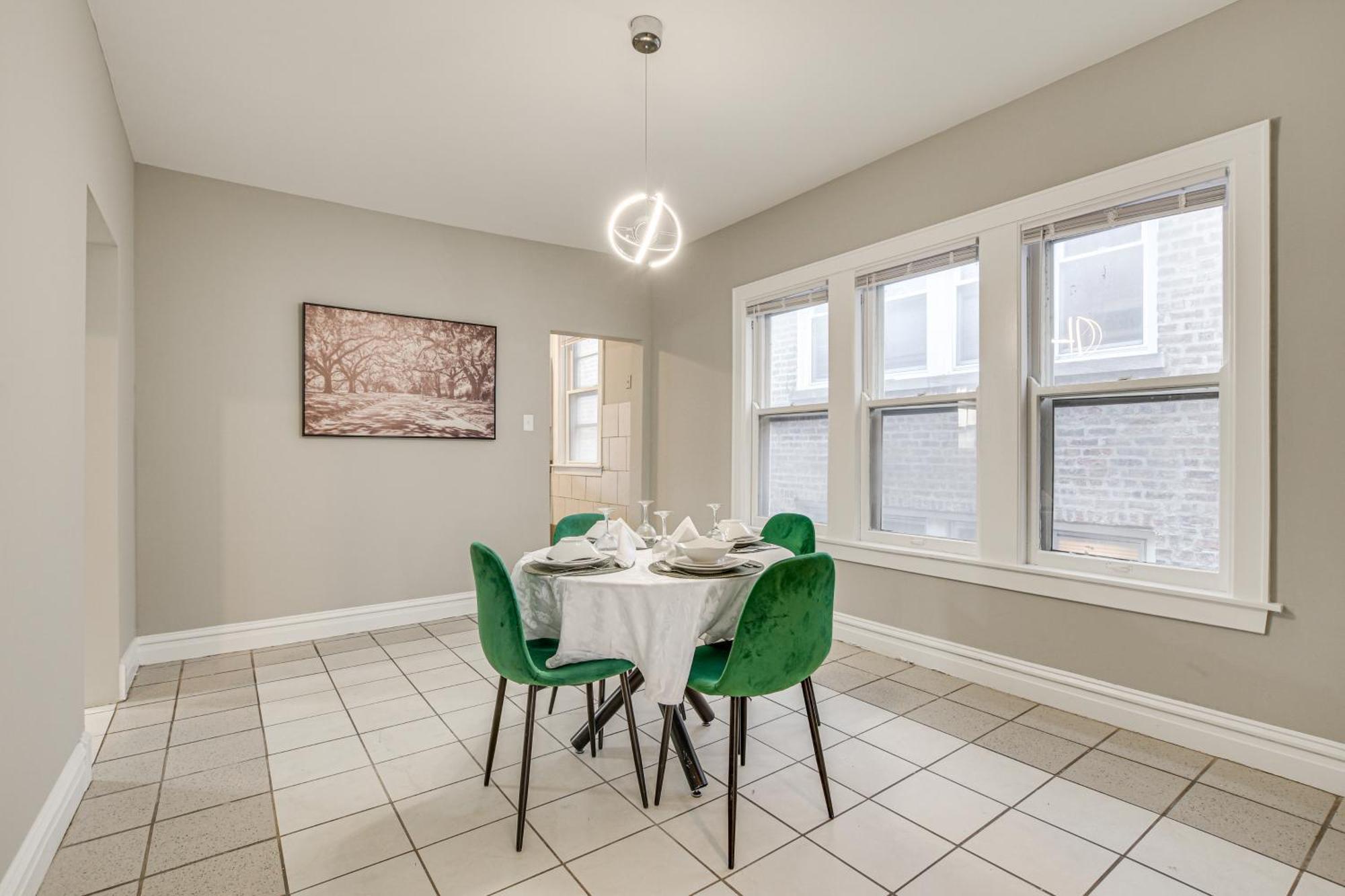 Apartment Walk To Devon Avenue And Warren Park Apt! Chicago