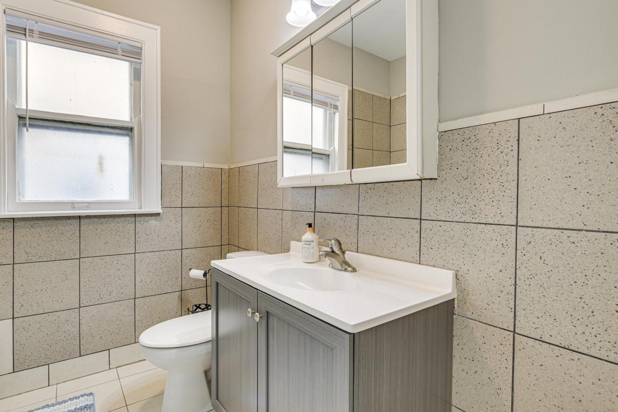 Walk To Devon Avenue And Warren Park Apt! Chicago