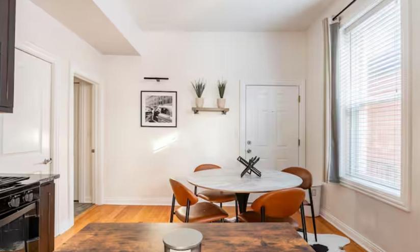 Cozy 2 Bedroom 1 Ba Flat Just 10 Mins From Downtown Appartement Chicago